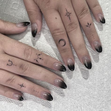 Celestial Finger Tattoo, Witchy Finger Tattoos For Women, Moon Finger Tattoos For Women, Crescent Moon Finger Tattoo, Finger Moon Tattoo, Spooky Finger Tattoos, Halloween Finger Tattoos, Witchy Finger Tattoos, Moon Finger Tattoo