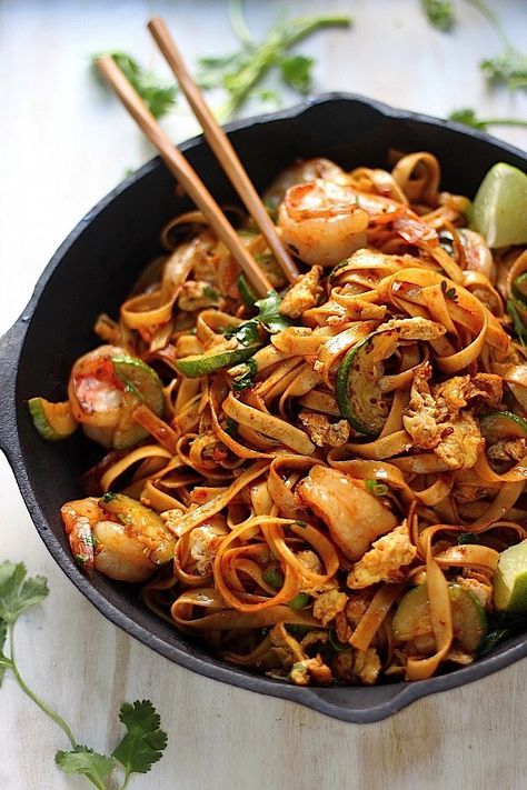 20-Minute Spicy Sriracha Shrimp and Zucchini Lo Mein Shrimp And Zucchini, Sriracha Shrimp, Shrimp Zucchini, Lo Mein, Diet Keto, Asian Dishes, Seafood Dishes, Sriracha, Chopsticks