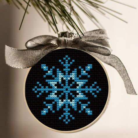 Cross Stitch Snowflake, Christmas Ornament Cross Stitch, Acotar Cross Stitch, Winter Cross Stitch Patterns, Snowflake Cross Stitch, Holiday Cross Stitch Patterns, Snowflake Embroidery, Christmas Snowflakes Ornaments, Diy Christmas Tree Ornaments