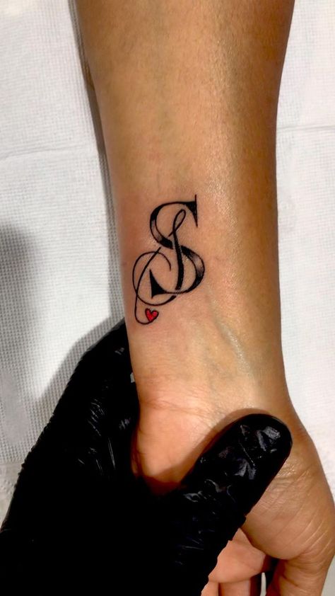 Girls Hand Tattoos, Letter Tattoo Ideas, Couple Name Tattoos, Pinterest Couple, Small Letter Tattoo, Letter S Tattoo, Name Tattoo On Hand, Latest Tattoo Design, Letter Tattoo