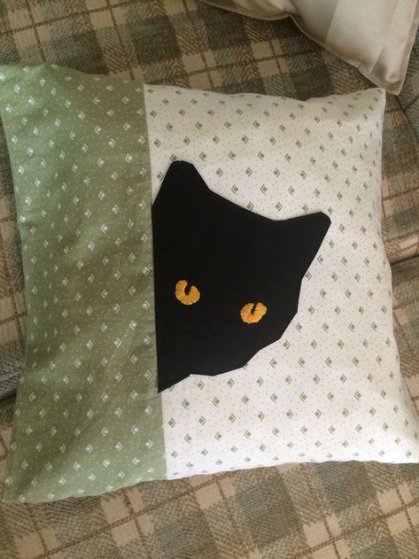 Cat Quilt Pillow, Cat Pillow Pattern, Cat Tattoo Ideas, Kat Haken, Cat Pillows, Cat Quilt Block, Cat Quilt Patterns, Cat Applique, Pillow Crafts