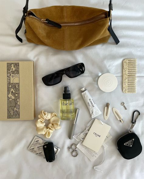 Beauty Bag Aesthetic, Inside Purse Aesthetic, Makeup Bag Flatlay, Lay Flat Makeup Bag, Minimal Makeup Collection Aesthetic, Aesthetic Prada, What’s In My Purse Asthetic, What's In My Purse, Vintage Designer Bags