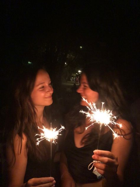 Fireworks Aesthetic, New Year Pictures, Night Summer, Foto Tips, Cute Friend Photos, Foto Poses, Foto Ideas Instagram, Friend Poses, Friend Photoshoot