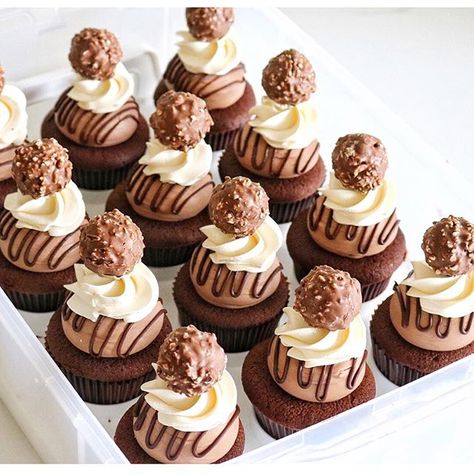 I want to eat all of them! Dolci Finger Food, Gourmet Cupcakes, Cupcake Flavors, Cupcake Ideas, Ferrero Rocher, Yummy Cupcakes, Cute Desserts, Chocolate Cupcakes, Mini Desserts