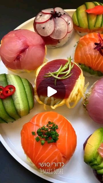 Different Sushi Rolls, Sushi Inspired Appetizers, Sushi Plating Presentation, Sushi Platter Presentation, Sushi Catering Presentation, Temari Sushi, Sushi Recipes Homemade, S Tag, Chefs Plate