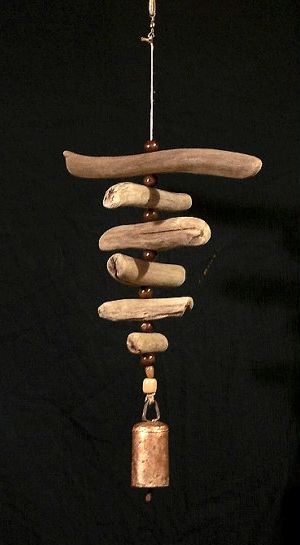 Sea Wood Diy Driftwood Projects, Drift Wood Chimes Diy, Rock Wind Chimes Diy, Wind Bells Ideas, Driftwood Chimes Diy, Diy Driftwood Windchimes, Things To Make With Driftwood, Drift Wood Wind Chimes, Driftwood Hanging Art