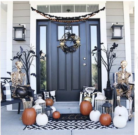 Halloween Porches, Porta Halloween, Halloween Decorations Outdoor Porch, Outside Fall Decorations, Spider Wreath, Outside Fall Decor, Halloween Decor Diy, Halloween Front Porch Decor, Porch Decorations