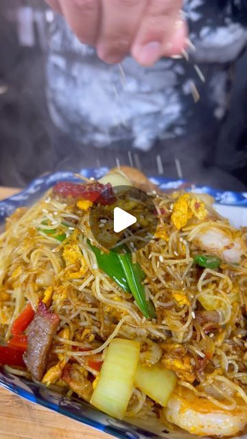 Vincent Yeow Lim on Instagram: "Did you know that Singapore noodles is actually from Hong Kong? Dudes in the kitchen must of made curry noodles and thought “bro we could call these Malaysian noodles” then remembered that Singapore $ is higher. #singapore #malaysia #noodles #hongkong #yumyum" Easy Singapore Noodles Recipe, Malaysian Noodles, Hong Kong Noodles, Singapore Noodles Recipe, Korean Noodle Dishes, Chinese Noodle Recipes, Pancit Recipe, Malaysian Curry, Singapore Noodles