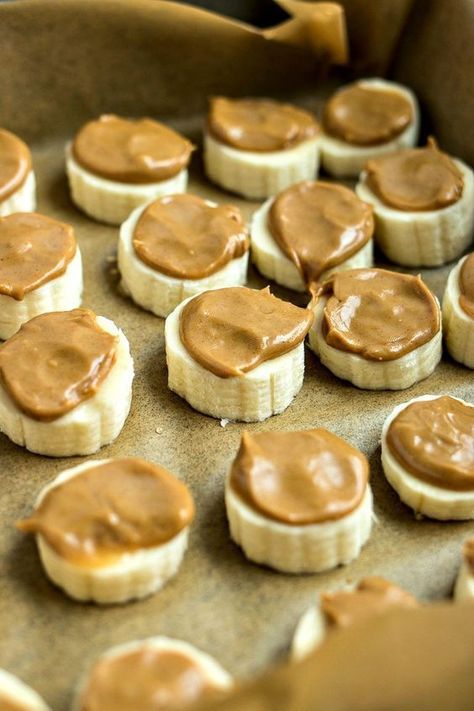 10 Late Night Snacks That You Won’t Feel Guilty After Eating Frozen Banana And Peanut Butter, Banana Slices With Peanut Butter, Peanut Butter And Bananas, Banana Peanut Butter Frozen Treats, Banana Peanut Butter Snack, Frozen Peanut Butter Banana Bites, Healthy Snacks Peanut Butter, Banana And Peanut Butter Snack, Snacks With Peanut Butter