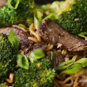 Beef & Broccoli Chow Mein Recipe by Tasty||| We added red pepper and used soba noodles and this was BOMB Broccoli Chow Mein, Broccoli Noodle Stir Fry, Steak And Broccoli, Noodle Stir Fry, Chow Mein Recipe, Food Chinese, Food Beef, Beef Broccoli, Asian Recipe