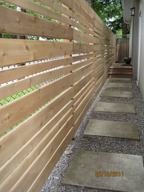 use to cover up chain/link fence... Cedar fence... Pagar Modern, Privacy Fence Landscaping, Diy Garden Fence, Privacy Fence Designs, Concrete Fence, Horizontal Fence, Diy Fence, Front Yard Fence, Privacy Fences