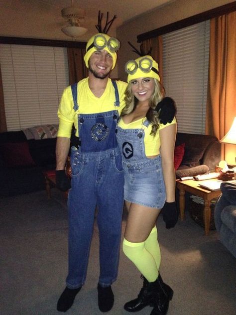 150 DIY Last Minute Halloween Costumes Ideas - Hike n Dip Easy Diy Couples Costumes, Minions Halloween, Diy Minion Costume, Carnaval Costumes, Disney Costumes Diy, Leaving Party, Meme Costume, Halloween Costumes Diy Couples, Minion Halloween