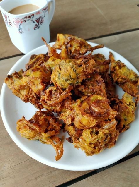 Onion Pakoda Recipe, Onion Pakoda, Pakoda Recipe, Hot Cup Of Tea, Variety Food, Foodie Pics, Canada Food, Fav Food, Vegetarian Fast Food