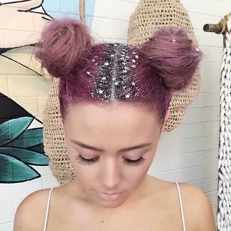 Space buns with glitter roots Glitter Roots Hair, 2016 Hair Trends, Glitter Roots, Festival Glitter, Rainbow Hair Color, Space Buns, Vlasové Trendy, Glitter Wallpaper, Festival Hair