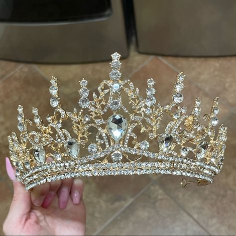 Never Worn - Gold Gothic Style Tiara! Beautiful Accents - Great For Wedding Or Costumes! Princess Wedding Crown, White And Gold Quinceanera Crown, Champagne Gold Quinceanera Decor, Wedding Crown Gold, Quince Crowns Blue, Coronas Aesthetic, Gold Quinceanera Decorations, Gold Crown Quinceanera, Black And Gold Quince