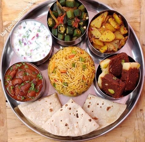 Indian Plate, Variety Food, Bridal Suits, Bistro Food, Vegetarian Fast Food, Indian Cooking Recipes, Vegetarian Snacks Recipes, Delicacy Food, Desi Food