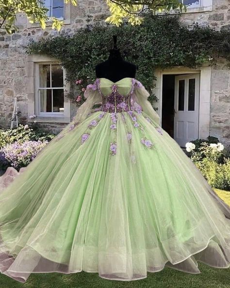 Light Green Quince Dress, Quince Dresses With Sleeves, Light Green Quinceanera Dresses, Long Sleeve Quinceanera Dresses, Simple Girl Outfits, Embroidered Wedding Gown, Quinceañera Dresses, Birthday Style, Long Sleeve Ball Gowns