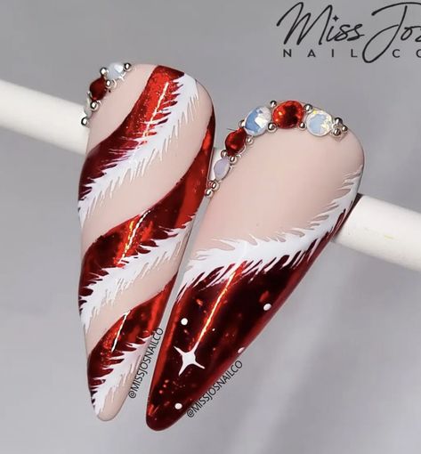 Nails Red Christmas, Red Christmas Nail Designs, Christmas Nail Designs Easy, Nail Art Noel, Christmas Nail Art Easy, Festive Nail Designs, Xmas Nail Art, Candy Cane Nails, Madam Glam