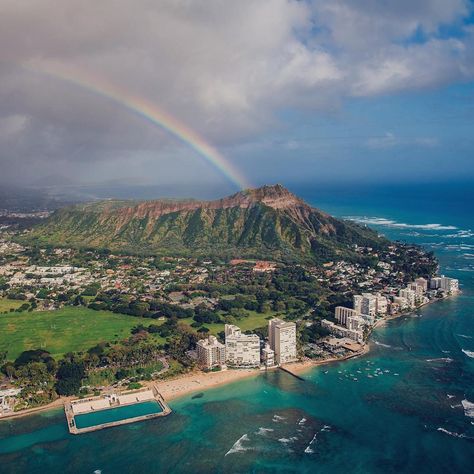 Queen Kapiolani Hotel on Instagram: “The Ultimate Guide to Waikiki for Couples 🌹” Hawaii Diamond Head, Queen Kapiolani Hotel, Hawaii Rainbow, Rainbow Diamond, Aloha Vibes, Romantic Things To Do, End Of The Rainbow, Diamond Head, Hawaii Life