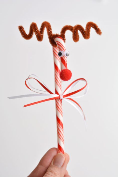 Do you remember making these Rudolph candy canes when you were a kid?! They're so cute and SO EASY! What a great holiday craft to do with the kids! Christmas Candy Crafts, How To Make Candy, Candy Cane Reindeer, Candy Cane Crafts, Christmas Candy Gifts, Reindeer Craft, Candy Cane Christmas, Candy Crafts, Christmas Ornament Crafts