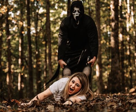 Scary Halloween Couple Photoshoot, Couples Bourdier Photoshoot Halloween, 80s Slasher Photoshoot, Michael Myers Photoshoot Couples, Creepy Halloween Photoshoot, Scream Halloween Photoshoot, Ghostface Photoshoot Friends, Friday The 13th Photoshoot, Scary Halloween Photoshoot