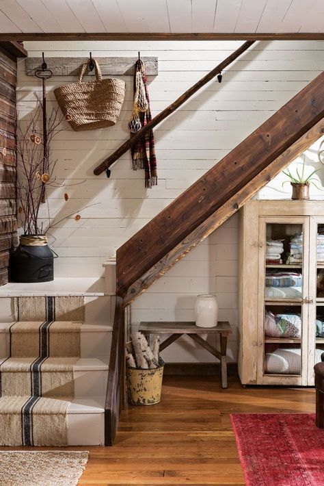 Rustic Cabin Interior, Cozy Christmas Cabin, Architecture Renovation, Christmas Cabin, Cabin Rustic, Diy Cabin, Cabin Interiors, Cabin Living, Cabin Style