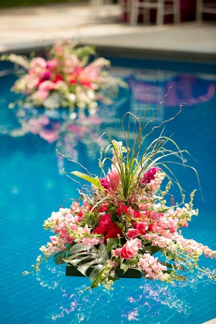 Just one bouquet in the middle of the pool might be really nice.  We'll have to anchor it with the shallow-end line. Floating Floral Arrangements Pool, Pool Floral Decor, Diy Floating Flowers In Pool, Floating Flowers In Pool, Pool With Flowers, Flowers In Pool, Floating Floral Arrangements, Floating Pool Flowers, Backyard Wedding Pool