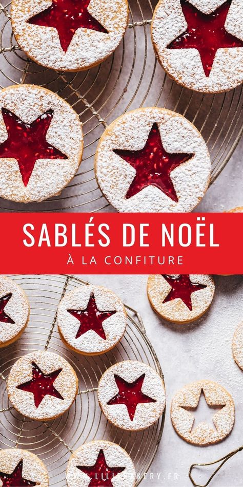 Une recette de biscuits très gourmands à faire à la maison : les Sablés confiture ! On craque pour leur texture à la fois fondante et croquante et leur joli coeur de confiture… Biscuits Noel, Mini Hamburgers, Christmas Biscuits, Cookie Box, Diver, Cake Desserts, Biscuits, Food And Drink, Texture