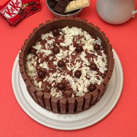 Le Gâteau au chocolat Kit Kat® - Recette de Gros gâteau pour 8 personnes - Préparation en 30 minutes Chocolat Aesthetic, Nutella Desserts, Chocolate Garnishes, Chefclub Tv, Chef Club, Birthday 4, Easy Ice Cream, Rainbow Food, Food Carving