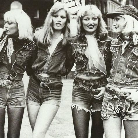 ♀️ (@selkie) • Instagram photos and videos Moda Z Lat 70., Vintage Street Style, 70s Punk, Western Outfits Men, Viking Woman, Fur Clothing, Rock Outfits, I'm With The Band, London Street Style