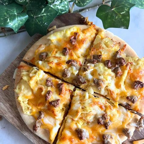 Air Fryer Breakfast pizza is a delightful twist on the traditional pizza, reimagined to cater to the most important meal of the Air Fryer Breakfast Pizza, Air Fryer English Muffin Pizza, Egg Sandwich Breakfast Air Fryer, Garlic Toast Pizza In Air Fryer, Pizza Air Fryer, Breakfast Pizza Over Easy Eggs, Air Fryer Breakfast, Breakfast Pizza Recipe, Pizza Fries