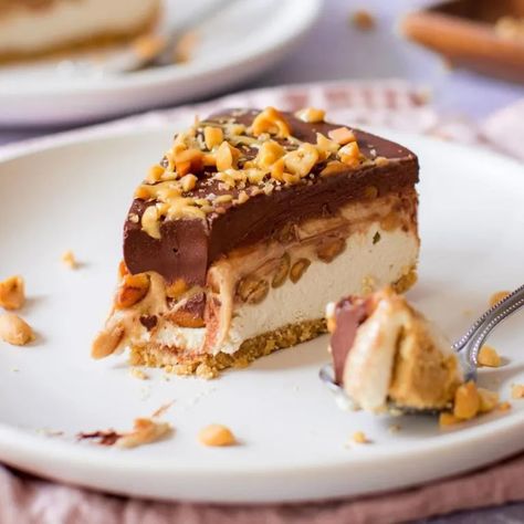 Does anything sound better than cooling off with a vegan snickers-style ice cream cake on a hot summer day? We didn't think so either! Get the recipe (with video) here. #bestofvegan#veganicecream#icecreamcake#veganicecreamcake#snickerscaqke#veganscnickers Vegan Snickers Cake, Snickers Ice Cream Cake, Vegan Ice Cream Cake, Snickers Dessert, Deserturi Raw Vegan, Snickers Ice Cream, Snickers Cake, Patisserie Vegan, Vegan Dark Chocolate