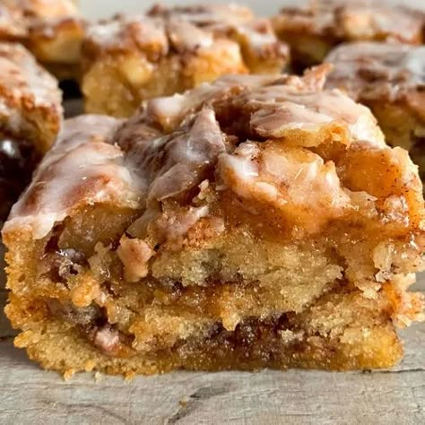 Cinnamon Cake Recipe, Cinnamon Apple Cake, Apple Cinnamon Cake, Resepi Biskut, Dutch Apple, Cinnamon Cake, Apple Cake Recipes, Cinnamon Apple, Easy Baking Recipes Desserts