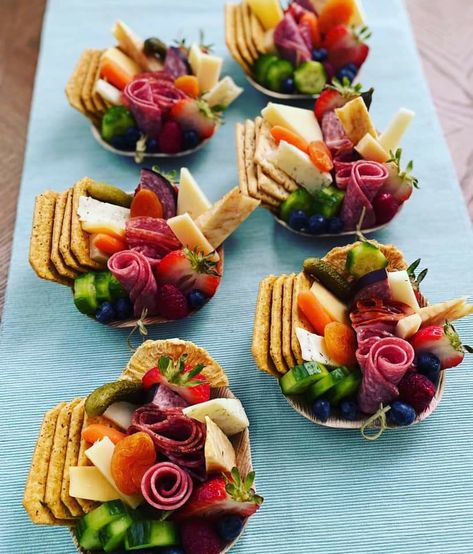 Best Finger Foods For Wedding, Easy Affordable Party Food, Hot Day Snack Ideas, To Go Charcuterie Cups, Rehearsal Dinner Charcuterie, Light Bites For Party, Charcuterie Board In A Cup, Chicken Party Appetizers, Tea Party Charcuterie Board Ideas