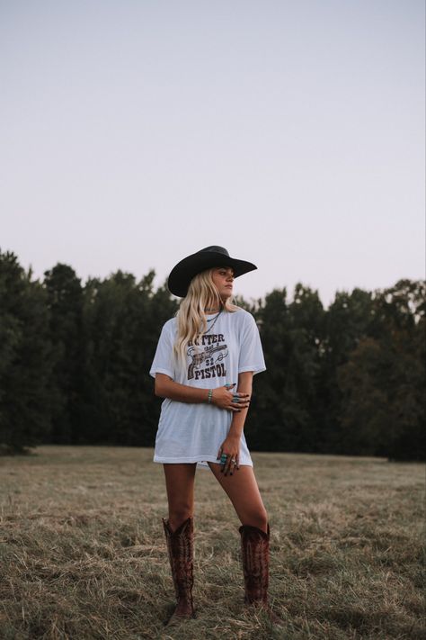 Western Fashion Photoshoot Ideas, Cowboy Hat Pictures Photo Shoot, Western Sunset Photoshoot, Cowgirl Hat Poses, Poses With Cowboy Hat, Western Poses For Women, Country Pictures Ideas, Western Theme Photo Shoot, Country Girl Photoshoots