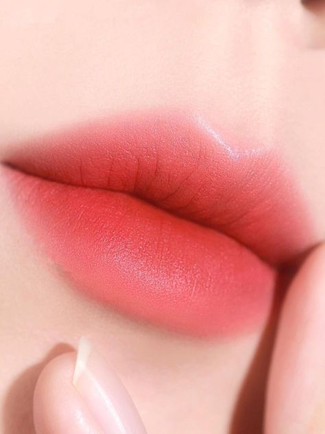 Korean Lips Aesthetic, Korean Blurred Lips, Korean Pink Lipstick, Korean Pink Lips, Pink Lips Aesthetic, Lip Tint Aesthetic, Pink Ombre Lips, Gradient Lips Korean, Korean Gradient Lips