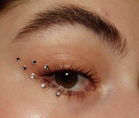 Make Up With Rhinestone, Rhinestone Liner, Eye Gems Makeup, Gem Eye Makeup, Euphoria Eye Makeup, Makeup Euphoria, Euphoria Vibes, Euphoria Party, Applying Eyeshadow