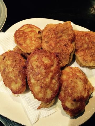 Yummy diced corned beef in a batter. Corn Meat Fritters, Meat Fritters, Savoury Fritters, Canned Corned Beef Recipe, Corned Beef Fritters, Corned Beef Pie, Bully Beef, Australian Recipes, Canned Corned Beef