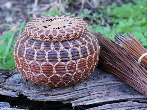 Pine Needle Wall Art, Pine Needle Hat, Pine Needle Earrings, Pine Needle Weaving, Pine Needle Baskets Ideas, Pine Needle Basket Centers, Pine Needle Basket Stitches, Pine Needle Baskets Tutorial, How To Make Pine Needle Baskets