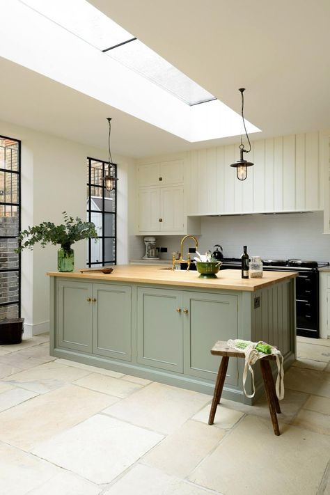 The Islington N1 Kitchen | deVOL Kitchens Classic Farmhouse Kitchen, Cream Kitchen Cabinets, Modern Country Kitchens, Devol Kitchens, Housing Ideas, Cream Kitchen, New Kitchen Cabinets, Classic Kitchen, Hus Inspiration