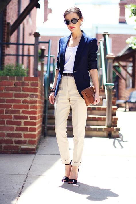 navy blazer, white top, aviators, khaki pants, red lip Professional Work Outfit, Mode Tips, Top Fashion Bloggers, Blazer Outfit, Fashion Blogger Style, Summer Work Outfits, Casual Work Outfit, Smart Casual Outfit, Outfit Trends