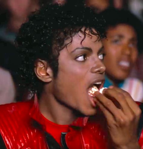 Michael Jackson Thriller Michael Jackson Eating, Michael Jackson Funny Pictures, Michael Jackson Eating Popcorn, Michael Jackson Popcorn, Michael Jackson Funny Face, Michael Jackson Scream, Michael Jackson Costume, Michael Jackson Meme, Young Michael Jackson