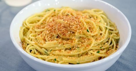 Garlicky sauce, chewy pasta and crispy breadcrumbs make this simple pasta a true standout. Chicken Breadcrumbs, Veggie Flatbread, Aglio E Olio Recipe, Ricotta Crostini, Crostini Recipe, Spaghetti Aglio E Olio, Spaghetti Aglio, Aglio E Olio, Pasta Party