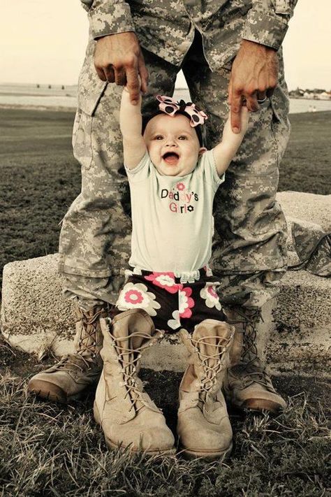 so adorable. @Allyson Angelini Brake-Miller I think baby E needs a shot like this when he's up and moving around :) Patriotic Photography, Army Baby, Military Baby, Military Photography, Army Family, Military Love, Army Wife, Military Photos, Wife Life