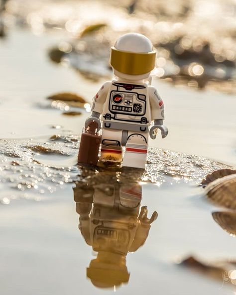 Space walk to work (2018) #TBT #Lego #Space #Water #Sand  I was driving along the coast of Denmark when I randomly decided to stop and walk on the beach. It was sunny and I found plenty of puddles in the sand. Perfect conditions for a picture with reflections and a nice light. But I ended with my shoes wet and a dirty knee, being so low to the ground for the pictures 😂 Lego Minifigures Photography, Toy Photography Ideas, Lego Photography Ideas, Lego Bedroom, Space Walk, Lego Wallpaper, Minecraft Christmas, Perspective Photography, Toy Photography