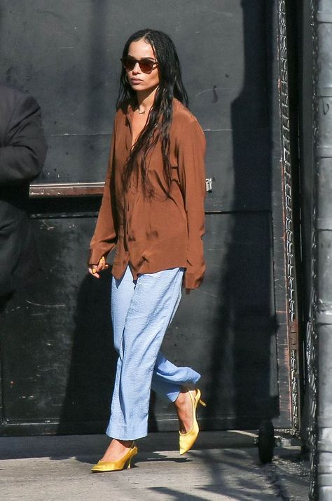 Celebrity fashion staples: Zoe Kravitz in a brown silk shirt, blue trousers and satin shoes Button Up Shirt Street Style, Button Shirt Outfits Women, Silk Button Down Shirt Outfit, Charmed Fashion, Zoe Kravitz Style, Zoe Isabella Kravitz, Bright Heels, Zoë Kravitz, Outfit Essentials