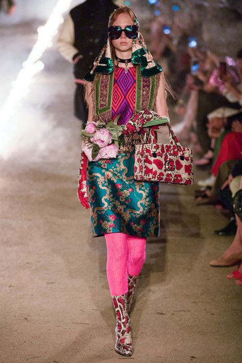 Gucci Party, Gucci Runway, Dec Pillows, Gucci Spring, Gucci Designer, Gucci Fashion, Eclectic Fashion, 2019 Fashion, 여자 패션