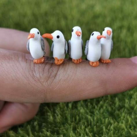 Polymer Clay Sculptures & Statues, Polymer Clay Seagull, Tiny Clay Animals, Polymer Clay Animals Step By Step, Gnome Clay, Polymer Clay Projects Diy, Animal Fairy, Sculpey Ideas, Clay Accessories