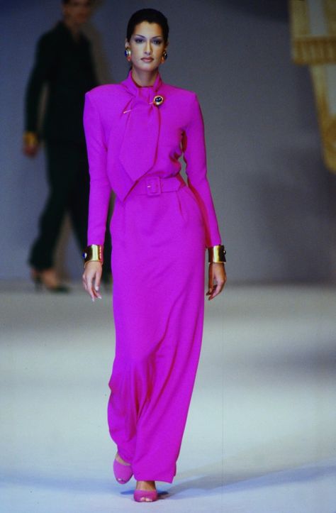 Pierre Balmain - Spring 1993 Couture Balmain Haute Couture, Yasmeen Ghauri Runway, Vintage Print Dress, Classic Elegant Style, Elegant Style Women, Yasmeen Ghauri, Michael Costello, Cruise Wear, Pierre Balmain