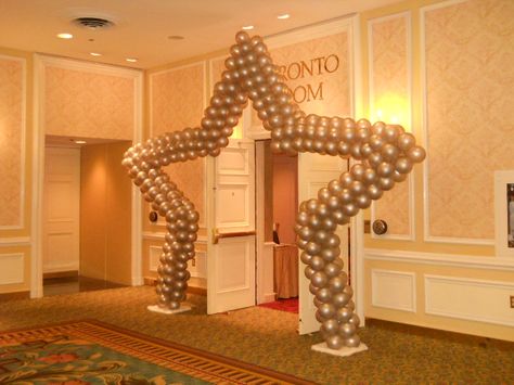 Corporate Event Decor Entrance, Prom Ideas Decorations, Star Entrance, Star Balloon Arch, Hollywood Red Carpet Theme, Oscar Party Decorations, Hollywood Theme Party Decorations, Hollywood Prom, Deco Cinema